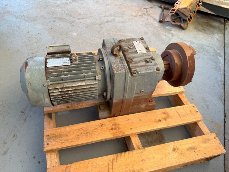 Geared Unit SEW 4 Kw Model R87DV112 M4 - Image 2
